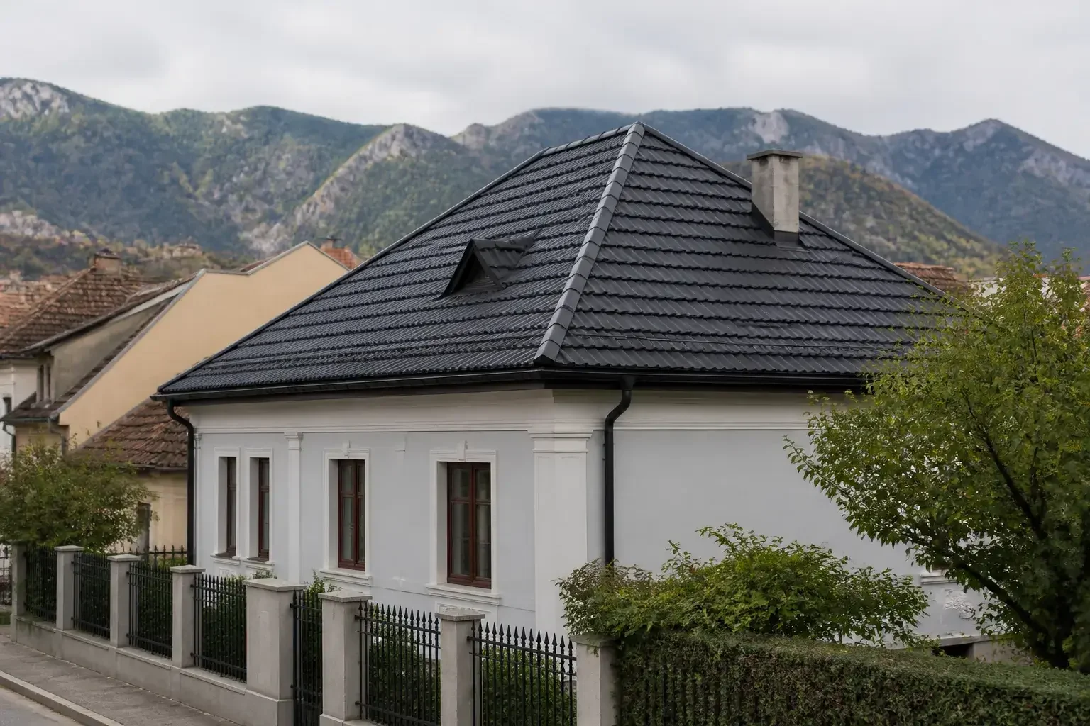 Casă din Brașov cu acoperiș nou și finisaje curate.
